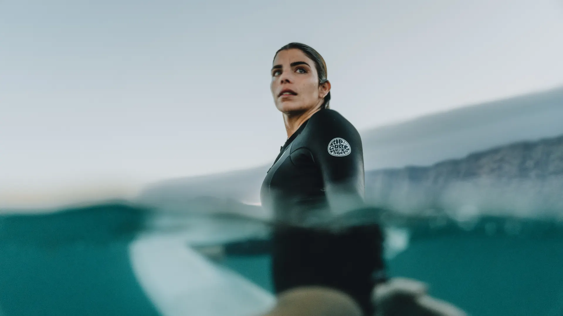 Surfista entrenando fuerza para el surf