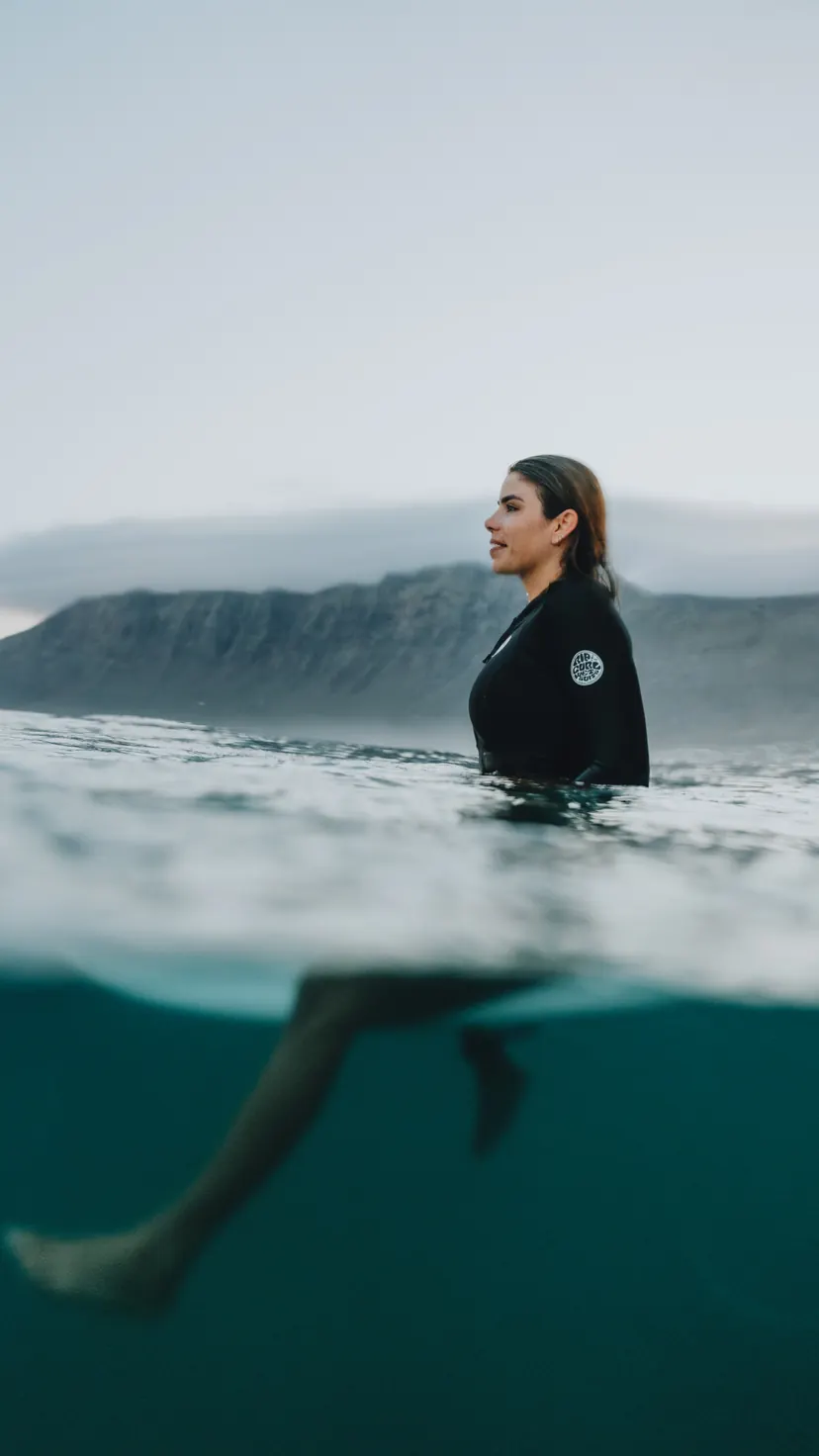 Surfista entrenando fuerza para el surf